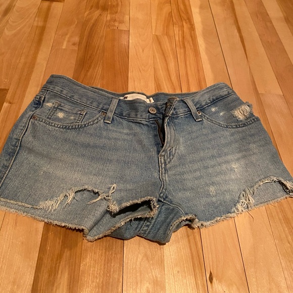 Levi’s low rise denim shorts - Picture 3 of 4